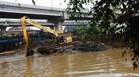 Ekskavator yang dikerahkan itu mengeruk lumpur yang mengendap di dasar sungai.