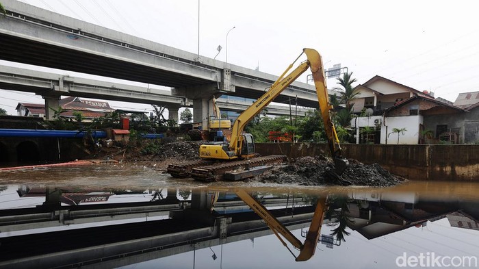Pengerukan Kali Sunter Petugas melakukan pengerukkan kali Sunter di Cipinang Melayu, Jakarta Timur, Kamis (8/12/2022). Pengerukan tersebut untuk menormalkan kedalaman sungai sehingga aliran air semakin lancar. Normalisasi ini sebagai upaya untuk mengantisipasi banjir di kawasan tersebut yang menjadi langganan banjir.