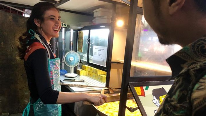 Penjual gorengan cantik dan tampan