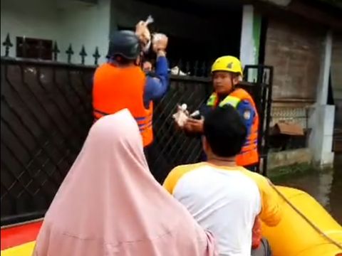 Perumahan di Depok terendam banjir akibat aliran sungai tertutup longsor. Petugas damkar membagikan makanan kepada warga dan PUPR mengangkut puing longsor. (IG @depokfirerescue113)