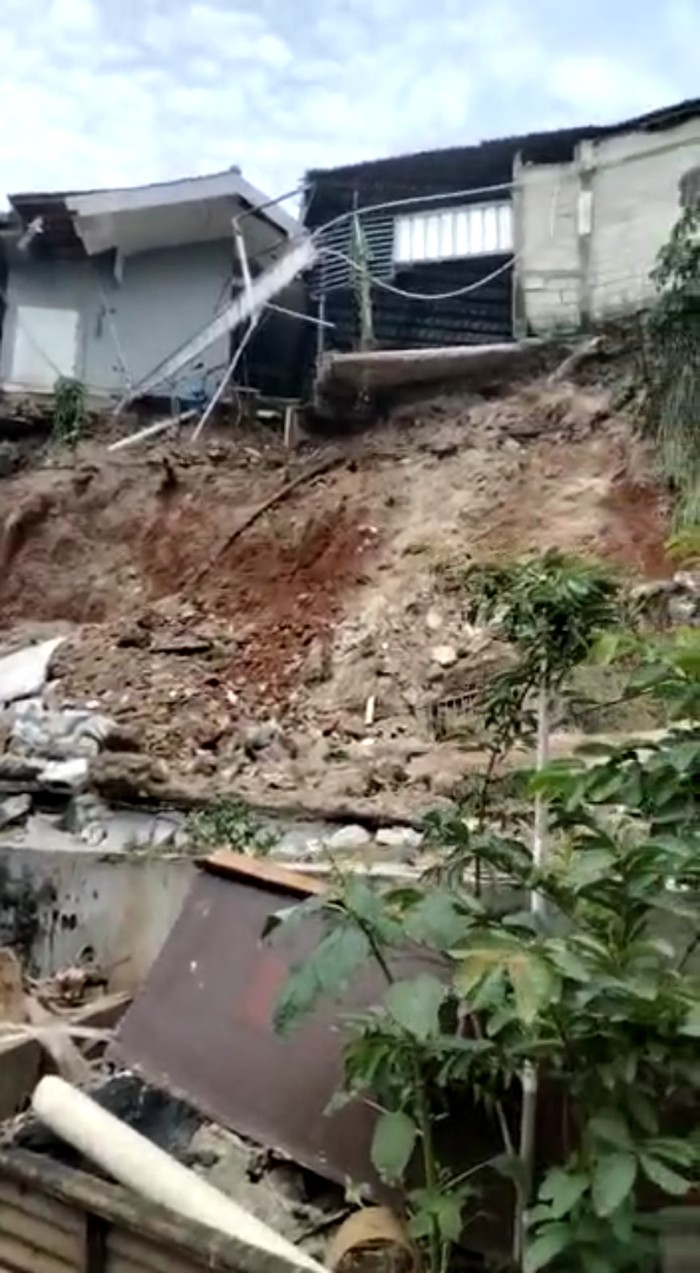 Perumahan Pondok Tirta Mandala di Depok, Jawa Barat (Jabar), terendam banjir. Banjir terjadi dampak longsor yang kemudian menutup aliran sungai. (dok Damkar Depok) Perumahan Pondok Tirta Mandala di Depok, Jawa Barat (Jabar), terendam banjir. Banjir terjadi dampak longsor yang kemudian menutup aliran sungai. (dok Damkar Depok)