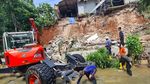 Penampakan Longsor Picu Banjir di Pondok Tirta Mandala Depok