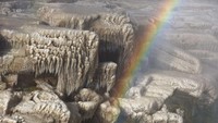 Tak hanya itu, terdapat juga pelangi yang menghiasi air terjun Hukou.