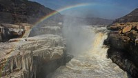 Pemandangan air terjun hukou yang berada di Sungai Kuning, Shaanxi, China, Rabu (7/12/2022).