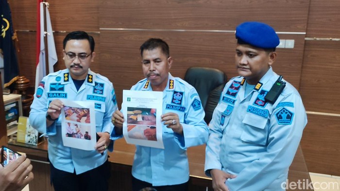 Petugas Lapas Kota Kediri menunjukan merilis penyelundupan pil koplo pelaku