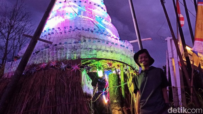 Pohon Natal dari botol plastik bekas di Tana Toraja.
