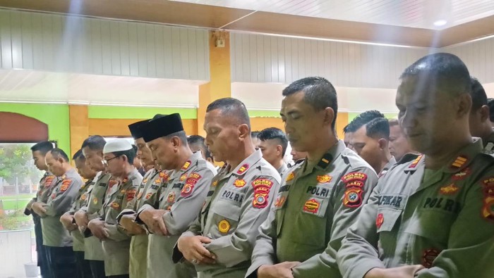 Polisi di Aceh melaksanakan Salat Gaib (Foto: Dok Polres Aceh Utara)
