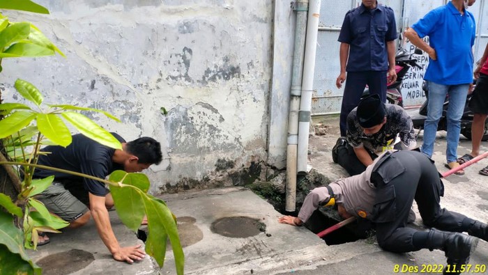 Polwan mencoba menyelamatkan pria yang menceburkan diri ke got di Tambora, Jakarta Barat.