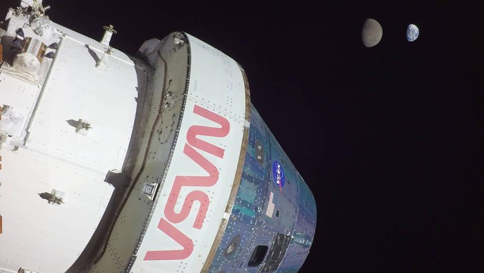 Potret close up permukaan Bulan dari pesawat Orion