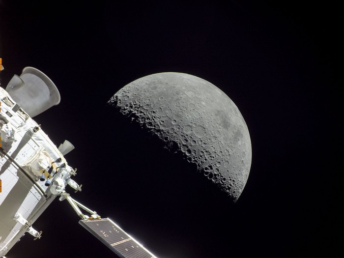 Potret close up permukaan Bulan dari pesawat Orion Potret close up permukaan Bulan dari pesawat Orion