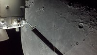 Potret Bulan saat Orion terbang di atas permukaan Bulan. Orion kini sudah menyelesaikan misi dan dalam perjalanan balik ke Bumi. Dijadwalkan splashdown di Bumi pada 11 Desember. Orion diperhitungkan menempuh total waktu 25 hari 10 jam 53 menit dari diluncurkan hingga kembali ke Bumi, dengan total jarak perjalanan 1,3 juta miles (2 juta kilometer). Foto: (Dokumentasi Pesawat Orion-NASA)
