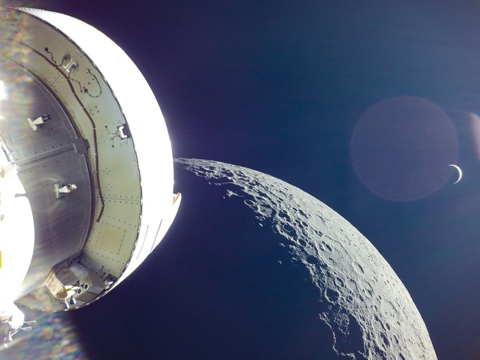 Potret close up permukaan Bulan dari pesawat Orion