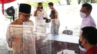 Menteri Anas mengecek mulai dari tempat transit peserta, fasilitas face recognition, hingga ruang ujian peserta. Fasilitas face recognitian digunakan untuk memastikan yang hadir adalah benar-benar peserta yang bersangkutan alias bukan joki. Khusus di ruang ujian peserta, Anas hanya melihat dari pintu luar agar tidak mengganggu konsentrasi para peserta ujian.  