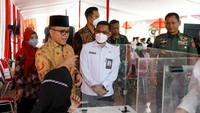 Azwar Anas menyapa dan berdiskusi dengan sejumlah peserta tes. Menteri Anas memberikan semangat serta mendoakan para peserta diberi kelancaran dalam menjalankan rangkaian tes.  