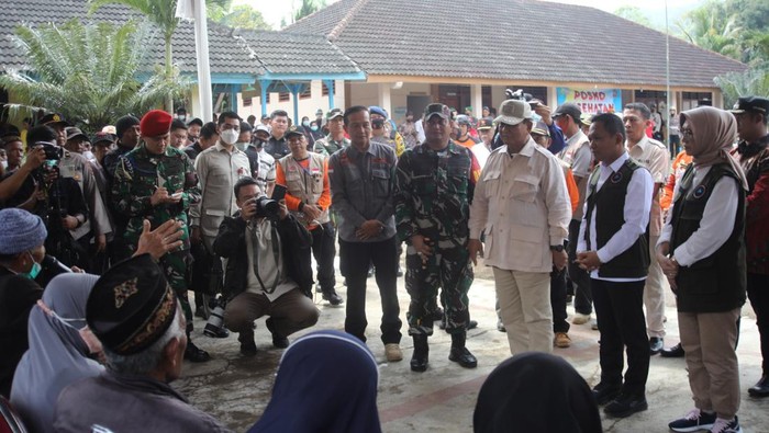 prabowo di posko pengungsian semeru