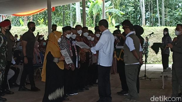 Presiden Joko Widodo memberikan bantuan stimulan untuk korban gempa Cianjur.
