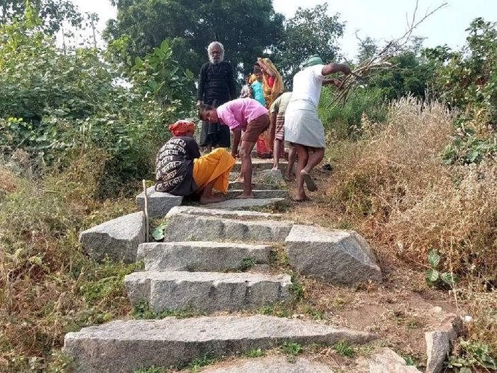 Pria India bangun 400 anak tangga menuju kuil.