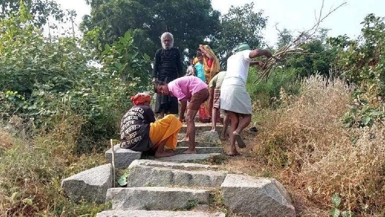 Pria India bangun 400 anak tangga menuju kuil. Pria India bangun 400 anak tangga menuju kuil.