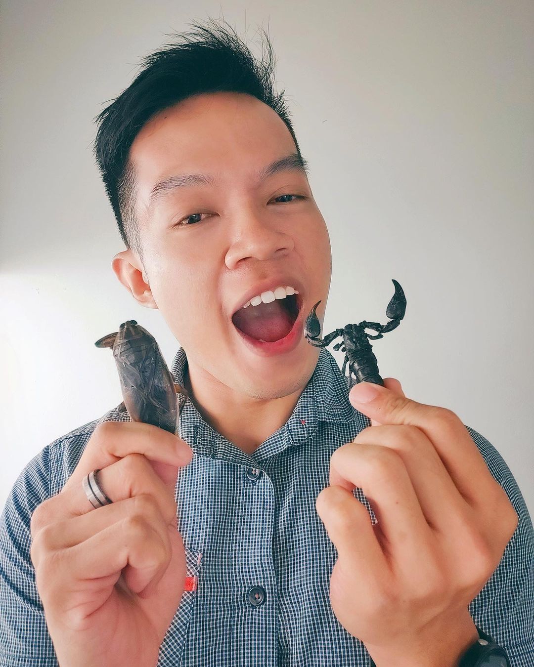 Pria di Singapura ini memiliki kebiasaan ngemil unik makan serangga