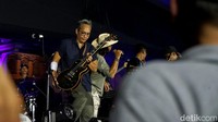 Terdapat 10 lukisan dari 8 seniman dan 3 gitar yang dilelang bagi siapa saja yang ingin ikut berdonasi.