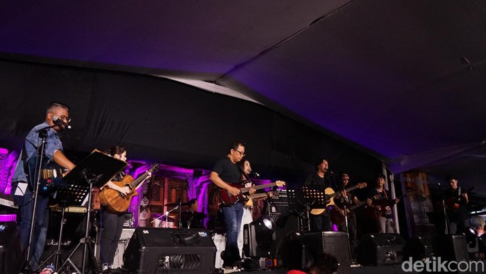 Puluhan Gitaris Tanah Air Gelar Konser Amal untuk Korban Gempa Cianjur Puluhan gitaris tanah air berkumpul untuk mengadakan konser amal bertajuk 'Gitaris untuk Negeri'. Aksi ini dilakukan untuk membantu korban gempa di Cianjur.