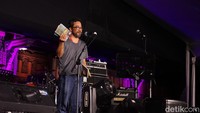 Tak hanya penampilan musik, konser ini juga menampilkan pembacaan puisi serta lelang gitar dan lukisan.