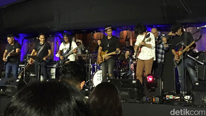 Puluhan Gitaris Tanah Air Gelar Konser Amal untuk Korban Gempa Cianjur Puluhan gitaris tanah air berkumpul untuk mengadakan konser amal bertajuk 'Gitaris untuk Negeri'. Aksi ini dilakukan untuk membantu korban gempa di Cianjur.