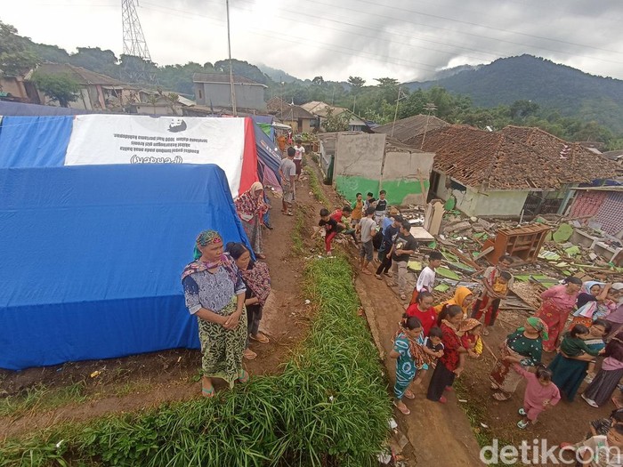 Puluhan korban gempa di Kampung Hargem, Desa Nyalindung, Kecamatan Cugenang Cianjur mengungsi di kebun yang harus disewa.