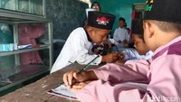Pantauan detikJabar di lokasi kejadian, puing bangunan kantor madrasah Diniyah Takmiliyah Awaliyah (MDTA) Bhidayatunnihayah di Desa Pranggong, Kecamatan Arahan, Kabupaten Indramayu tampak masih berserakan. Dinding bangunan roboh dihantam angin kencang.