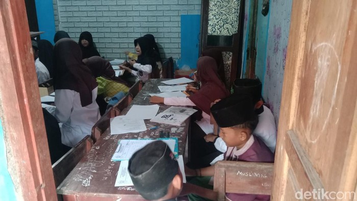 Puluhan santri MDTA Bhidayatunnihayah di Desa Pranggong, Kecamatan Arahan, Kabupaten Indramayu melaksanakan ujian semester di ruang bekas warung