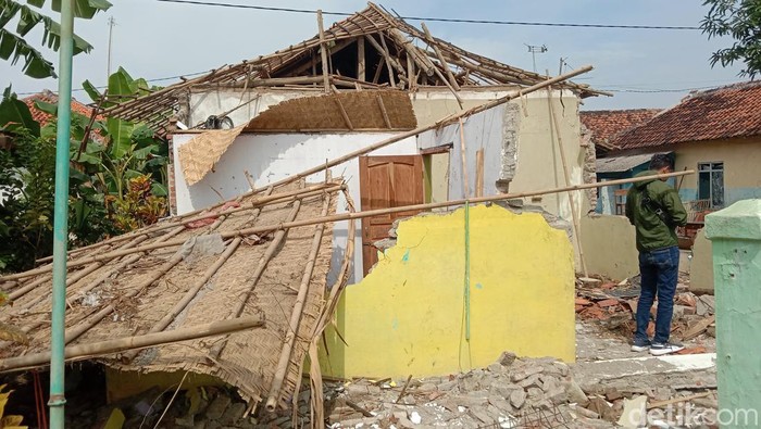 Puluhan santri MDTA Bhidayatunnihayah di Desa Pranggong, Kecamatan Arahan, Kabupaten Indramayu melaksanakan ujian semester di ruang bekas warung