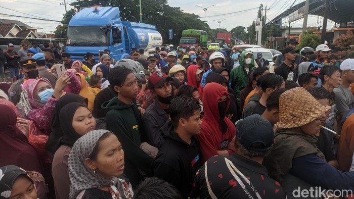 Ratusan warga pesisir Kecamatan Bonang menggeruduk Kantor DPRD Demak, Jawa Tengah, menuntut penanganan dampak rob, kamis (8/11/2022).