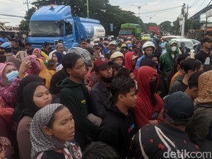 Warga Pesisir Geruduk DPRD Demak Tuntut Penanganan Rob, Lalin Macet