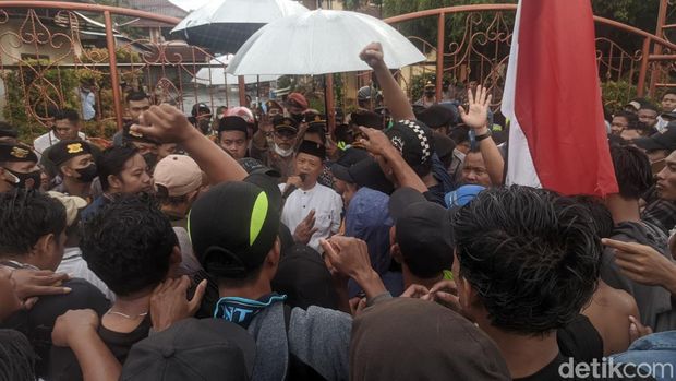 Ratusan warga pesisir Kecamatan Bonang menggeruduk Kantor DPRD Demak, Jawa Tengah, menuntut penanganan dampak rob, kamis (8/11/2022).
