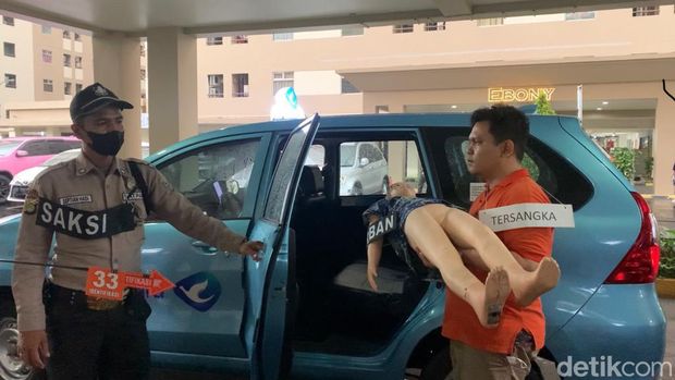Rekonstruksi pembunuhan balita Grace (3) yang tewas dianiaya pacar ibu di Apartemen Kalibata City, Jakarta Selatan.