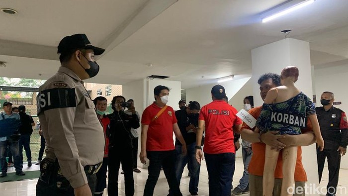 Rekonstruksi pembunuhan balita Grace (3) yang tewas dianiaya pacar ibu di Apartemen Kalibata City, Jakarta Selatan.