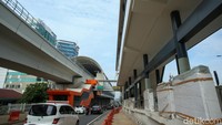 Halte ini direvitalisasi untuk menunjang integrasi antar transportasi. Halte ini direvitalisasi untuk menunjang integrasi antar transportasi.