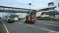 Nampak halte ini juga melintasi jalan tol dalam kota untuk mengintegrasikan moda transportasi umum.