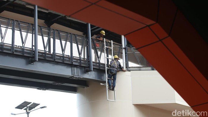 Revitalisasi halte Cikoko, Jakarta Selatan, nyaris rampung. Diketahui, halte tersebut akan terintegrasi TransJakarta, MRT dan LRT.