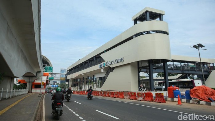 Revitalisasi halte Cikoko, Jakarta Selatan, nyaris rampung. Diketahui, halte tersebut akan terintegrasi TransJakarta, MRT dan LRT.