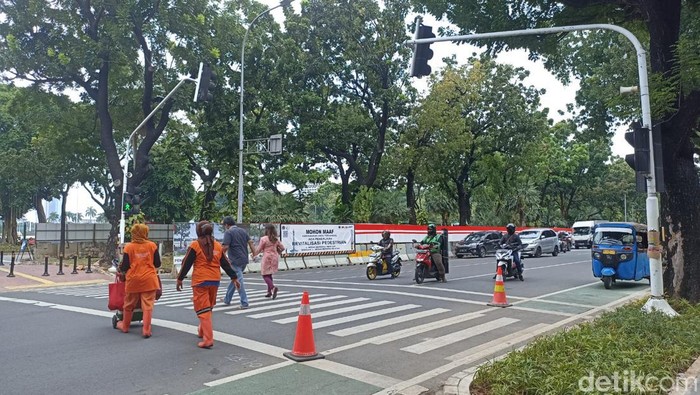 Revitalisasi trotoar di Jalan Merdeka Selatan, Jakarta Pusat.
