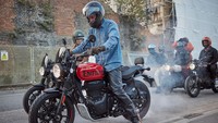 Selanjutnya edisi rebel, desain tangki yang khas ala Royal Enfield. Foto ini merupakan varian Royal Enfield Hunter 350 Rebel Red Foto: Royal Enfield