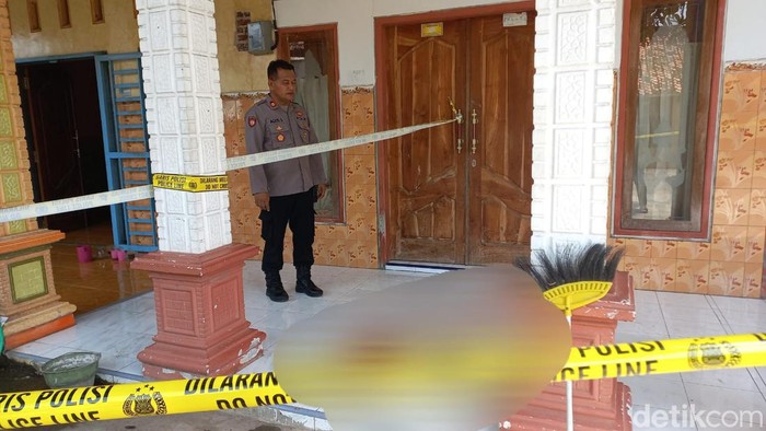 Rumah korban penusukan suami di Kota Probolinggo dipasang police line