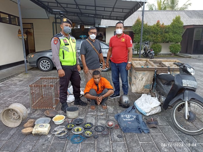 Sahril (jongkok) bersama dengan barang bukti pencurian yang dilakukan di salah satu bengkel di Jalan Wisnu, Banjar Kuwum Tegalinggah, yang kini ditahan di Polsek Marga. (istimewa)