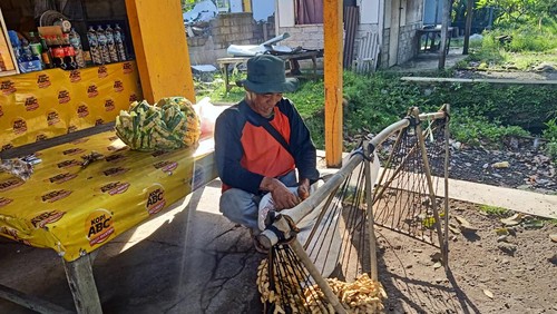 Salah seorang pedagang kacang rebus keliling saat merapikan dagangannya di salah satu warung di Desa Yehembang, Kecamatan Mendoyo, Kabupaten Jembrana, Kamis (08/12/2022). Foto: I Putu Adi Budiastrawan