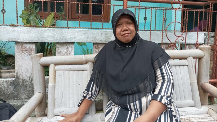 Sarjinem (56), pengasuh Erina Gudono semasa kecil, Kamis (8/12/2022).