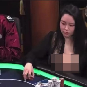 Viral Pemain Poker Pakai Payudara Palsu untuk Mengecoh Lawan, Kini Minta Maaf