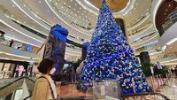 Pohon natal ini menjadi pusat perhatian para pengunjung karena ukurannya yang cukup besar.