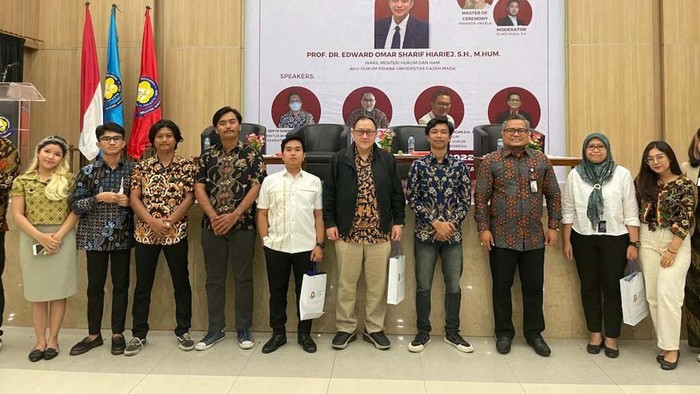 Senat Mahasiswa Fakultas Hukum Universitas Kristen Indonesia gelar seminar nasional. Seminar ini membahas sistem dan mekanisme tindak pidana Skema Piramida.