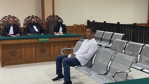 Terdakwa perkara korupsi dan TPPU, I Dewa Gede Rhadea Prana Prabawa, saat menjalani sidang dengan agenda pembacaan surat tuntutan di Pengadilan Tipikor Denpasar, Kamis (8/12/2022).